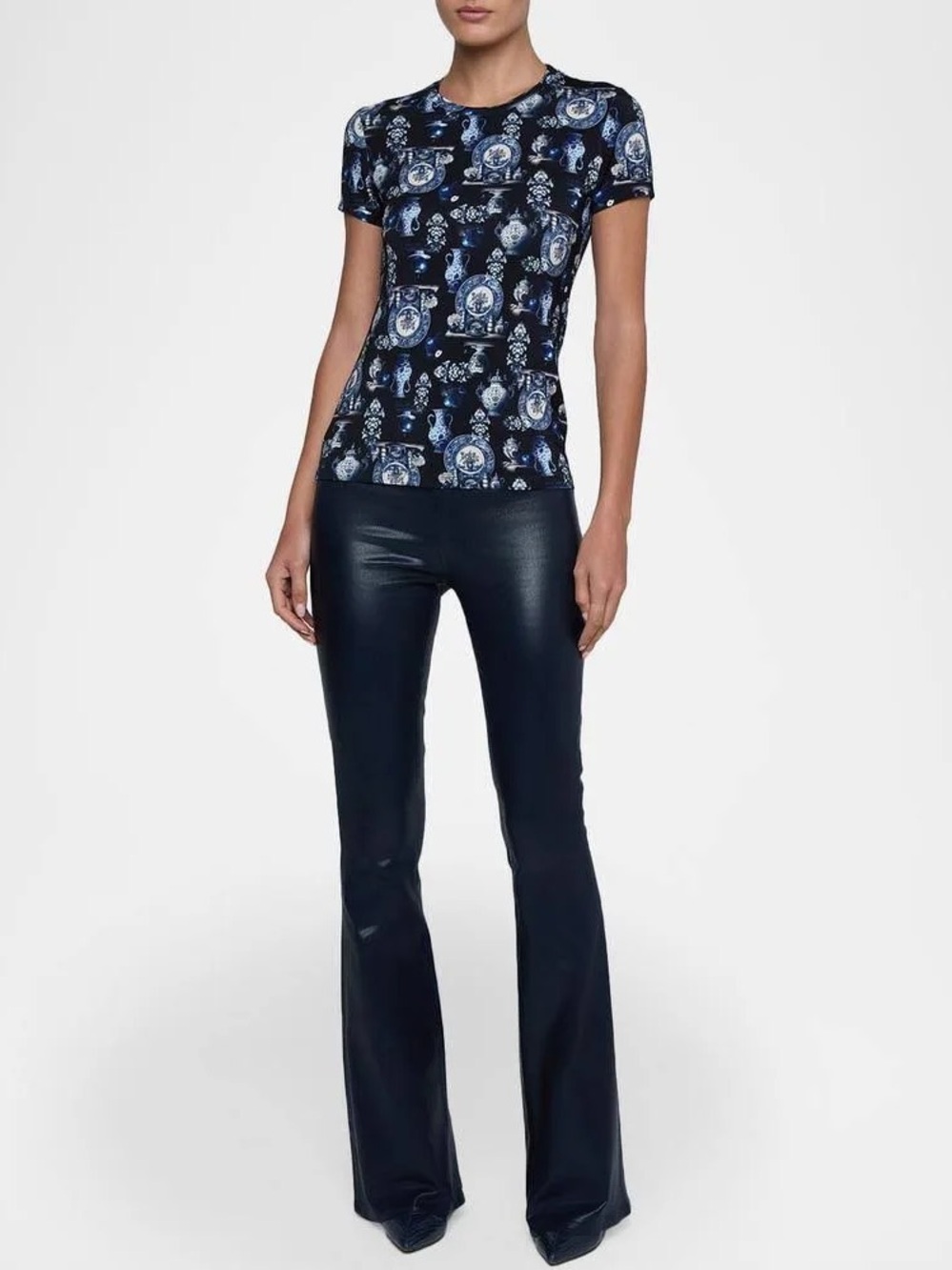 L'AGENCE RESSI FITTED TEE CREW PORCELAIN Navy Blue Ceramic Vase Print